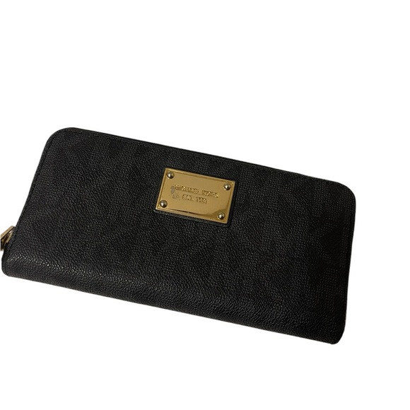 Michael Kors Black Jet Set
Zip Around Wallet Silver... - Picture 1 of 12
